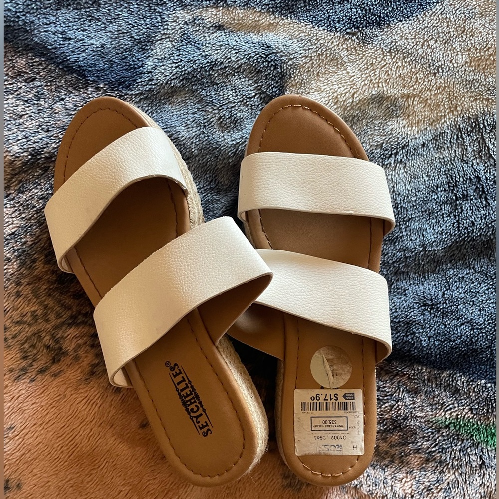 Small wedged sandals
